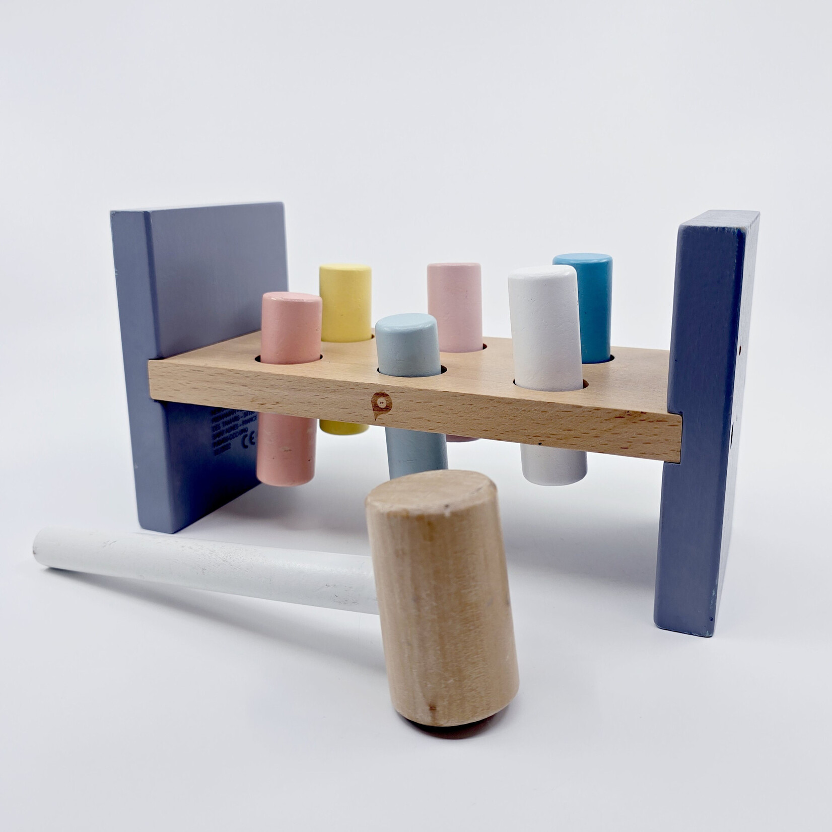 Etabli en bois avec marteau et formes colorées