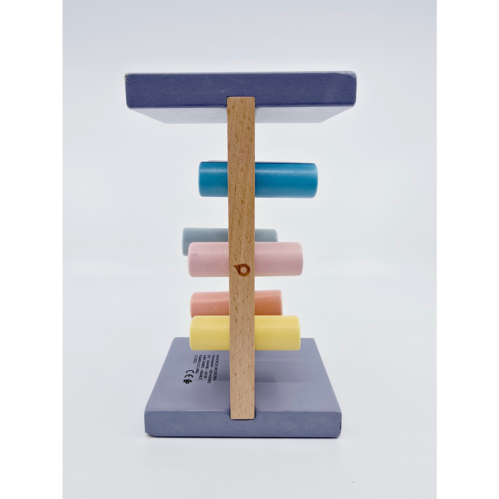 Etabli en bois avec marteau et formes colorées