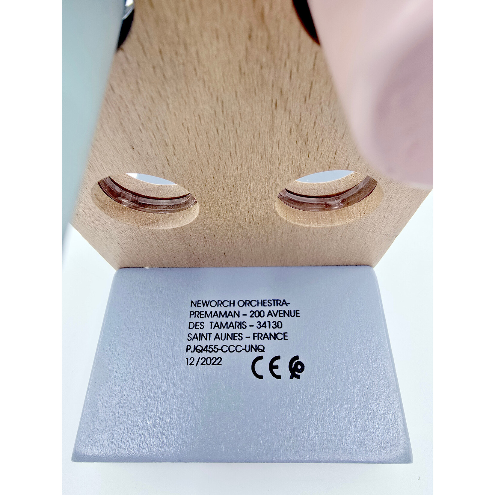 Etabli en bois avec marteau et formes colorées