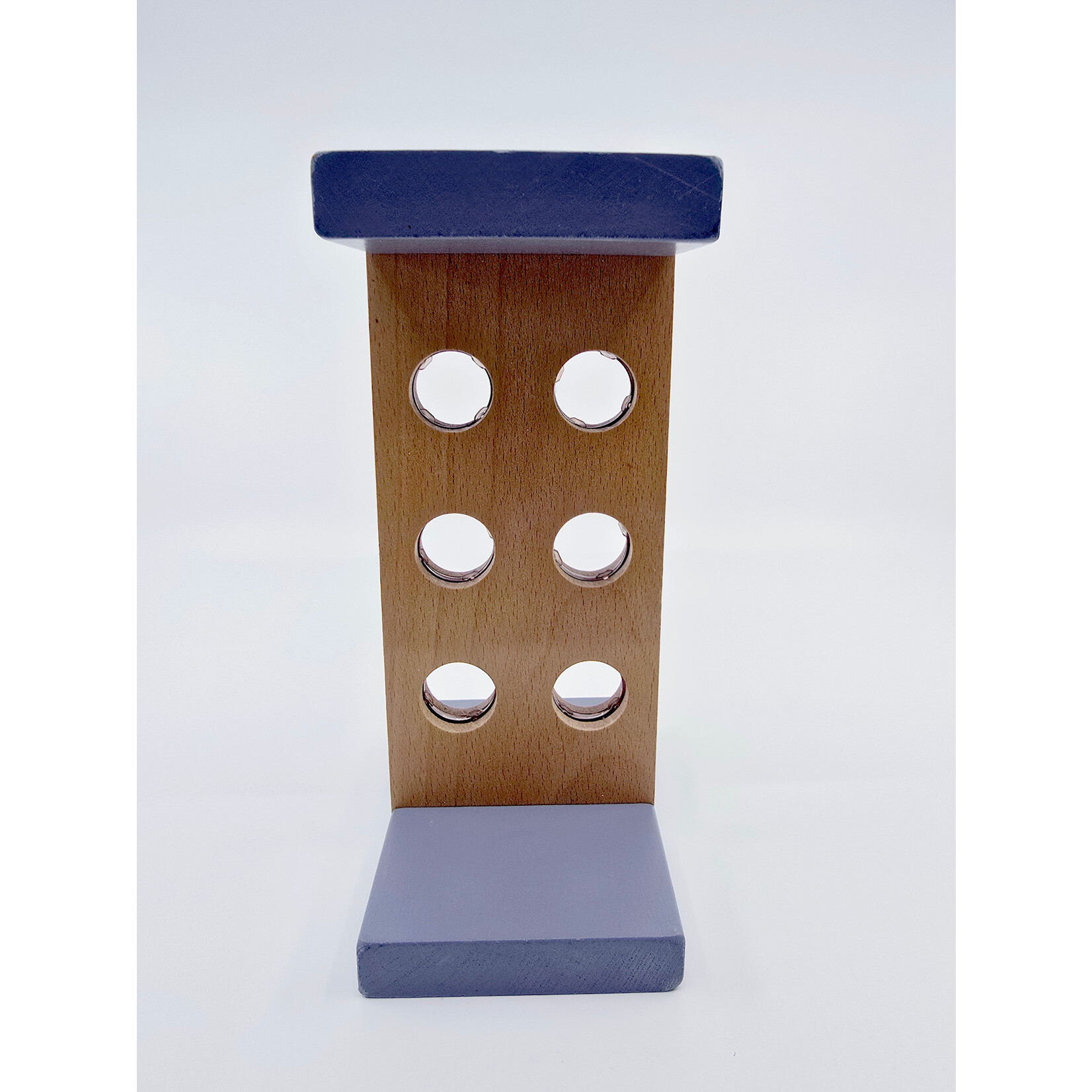 Etabli en bois avec marteau et formes colorées