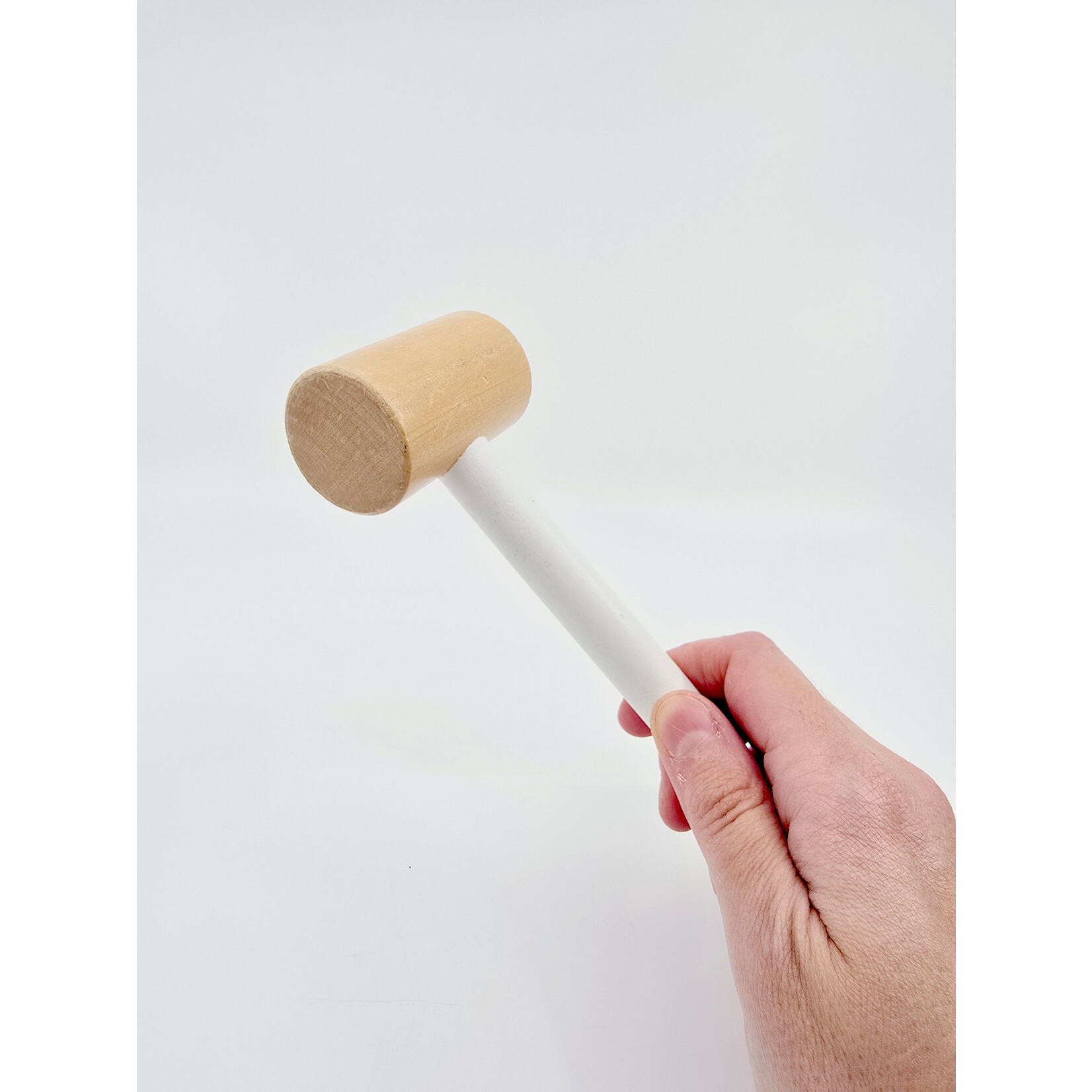 Etabli en bois avec marteau et formes colorées