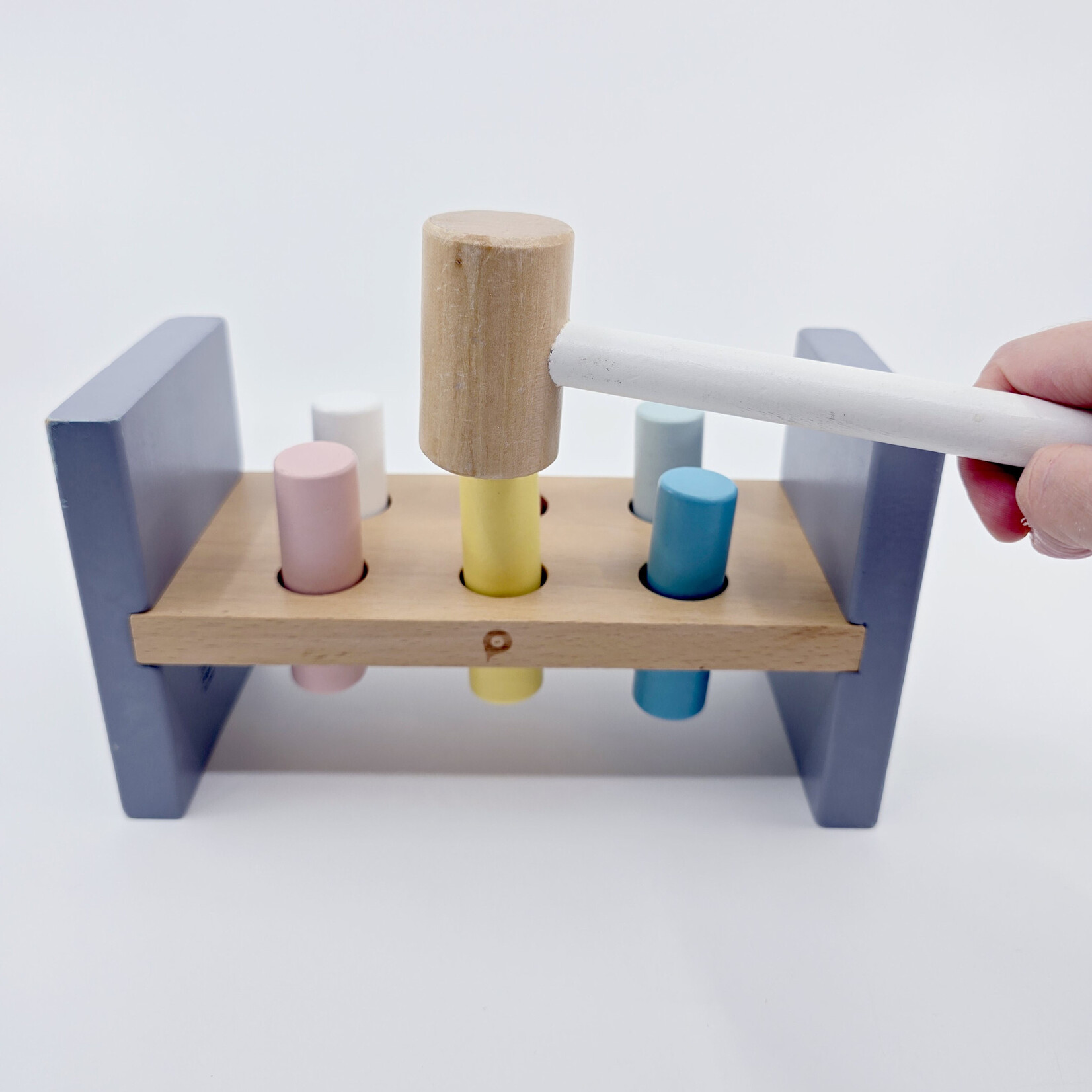 Etabli en bois avec marteau et formes colorées