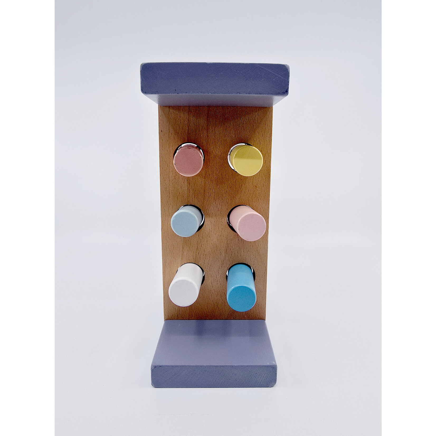 Etabli en bois avec marteau et formes colorées