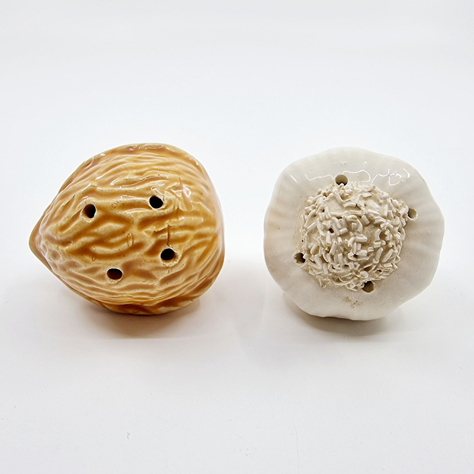 Salière et poivrière en céramique – duo noix et ail