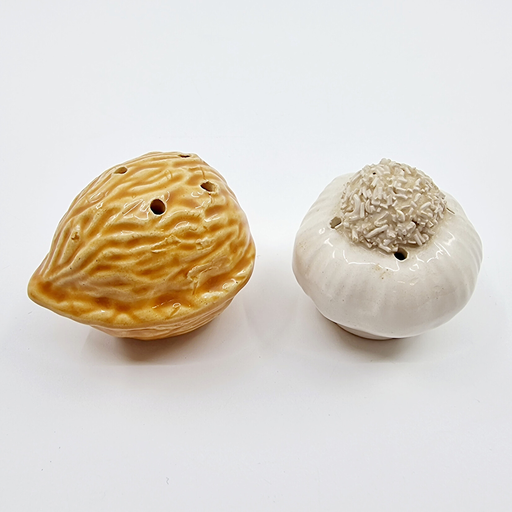 Salière et poivrière en céramique – duo noix et ail