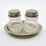Salière et poivrière vintage en verre avec plateau en métal argenté