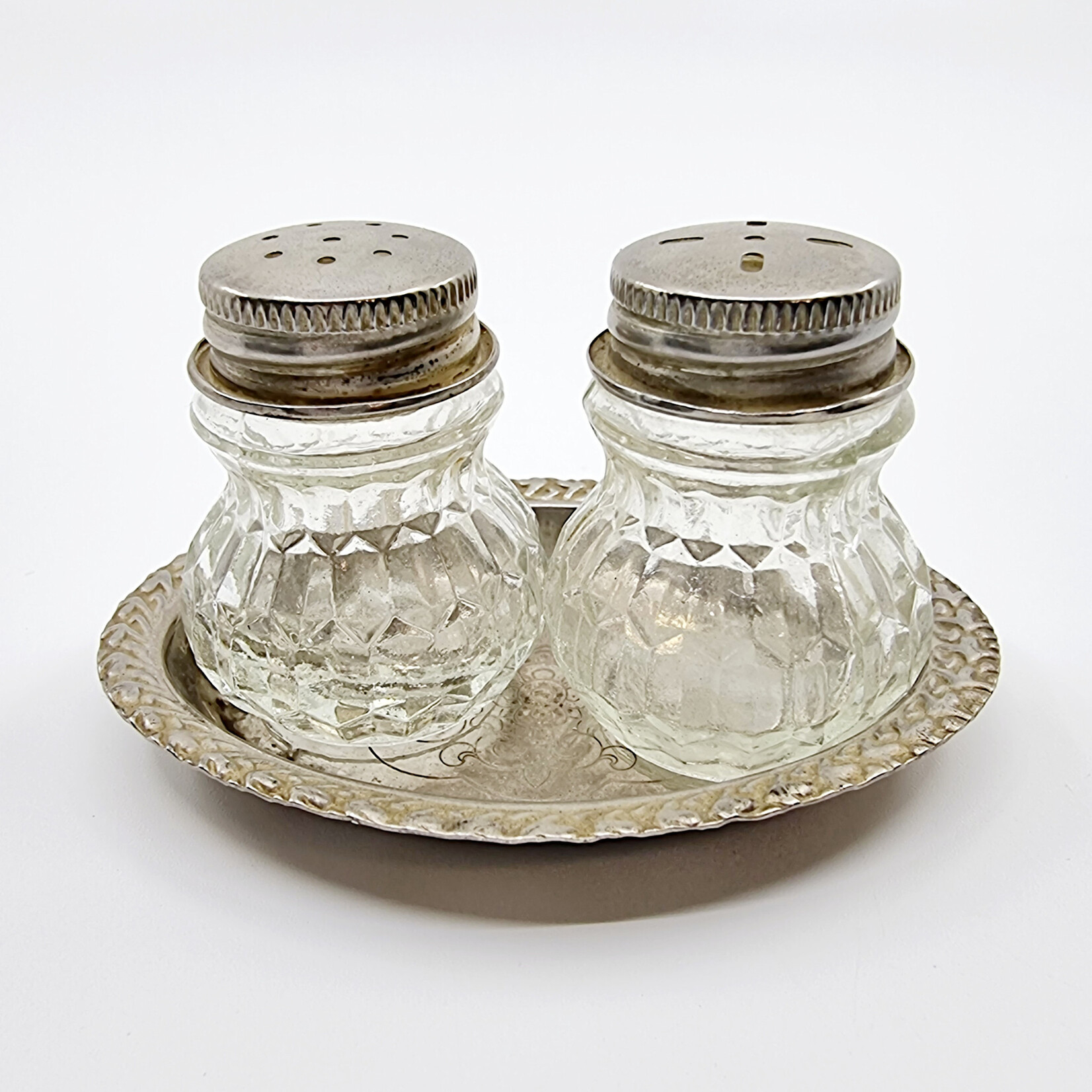 Salière et poivrière vintage en verre avec plateau en métal argenté