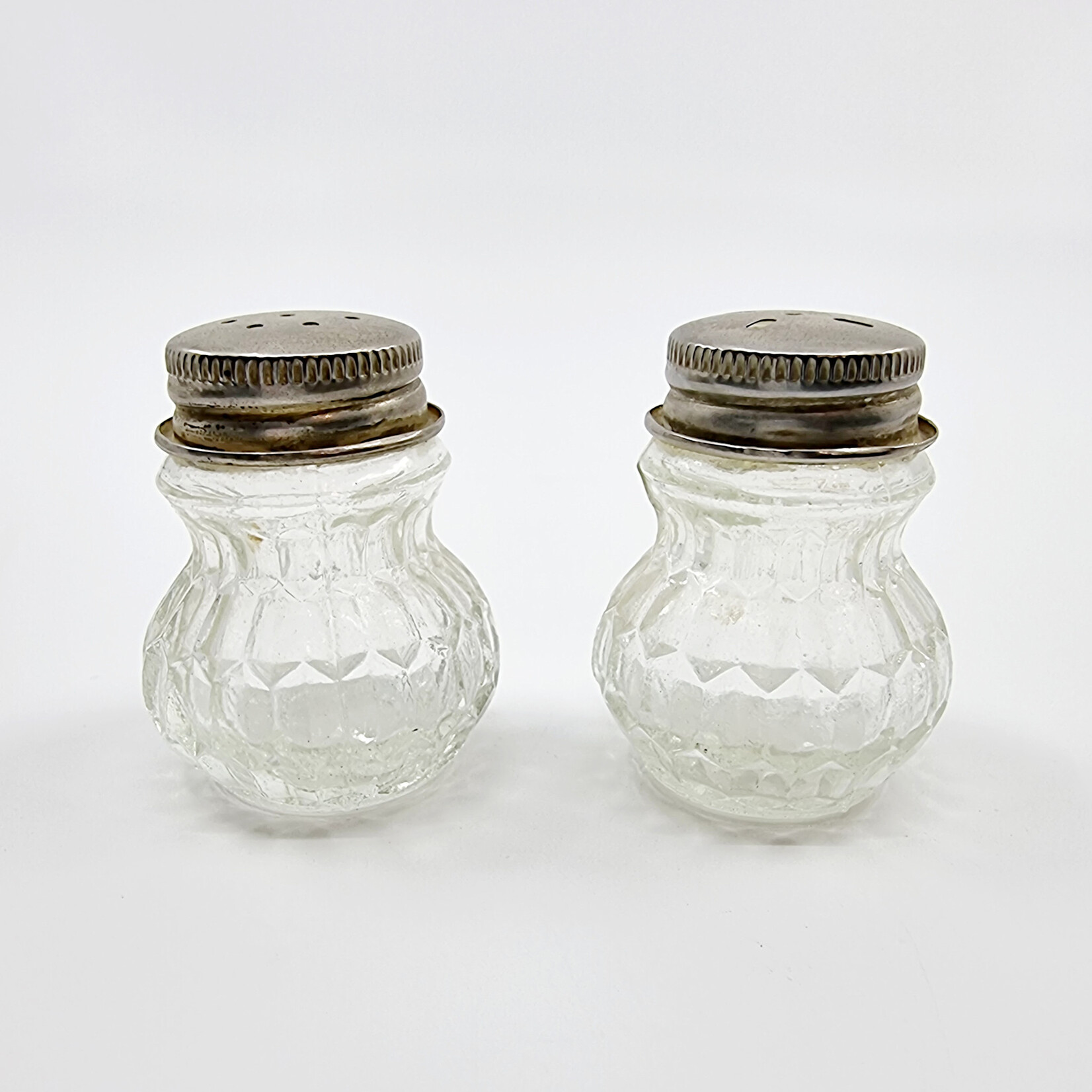 Salière et poivrière vintage en verre avec plateau en métal argenté