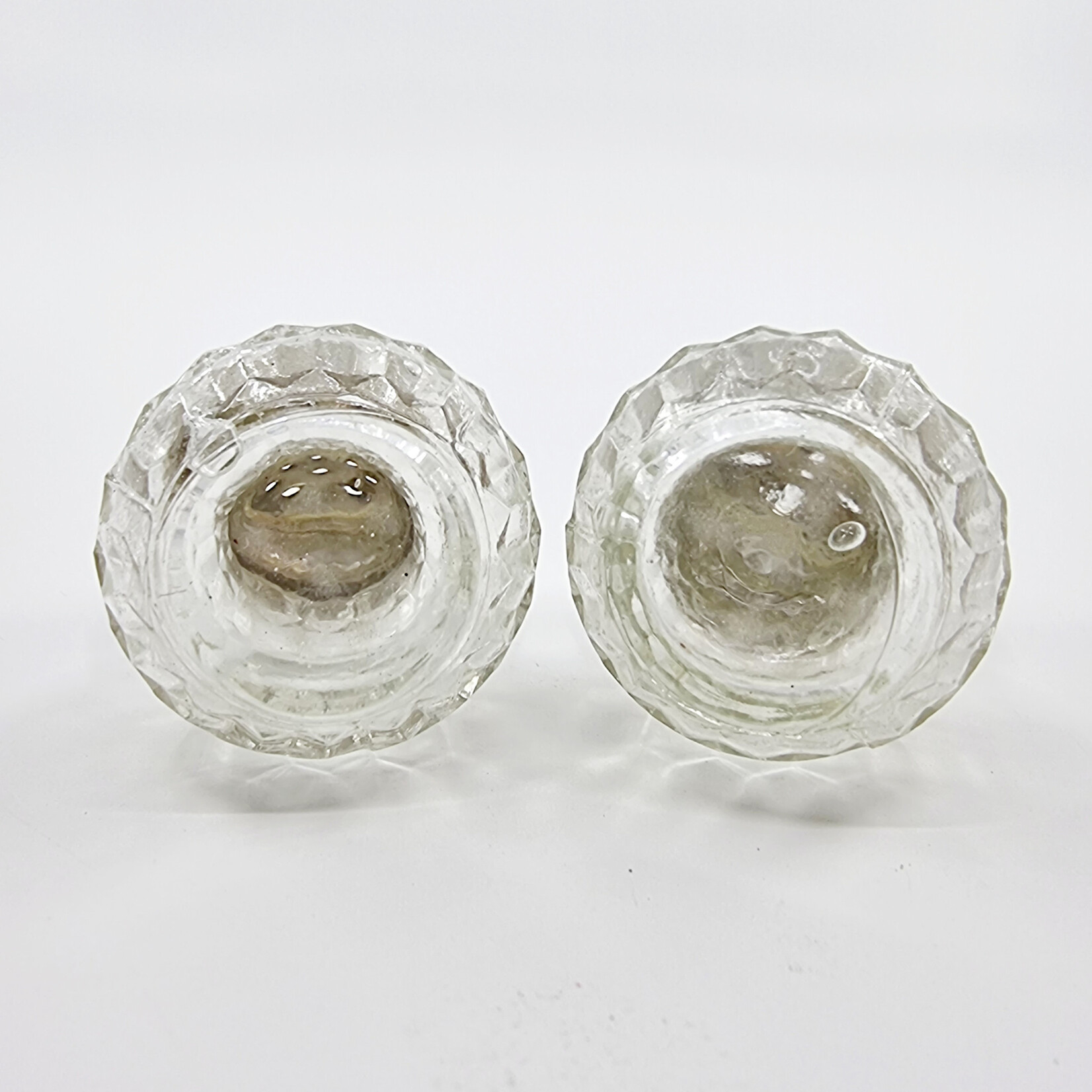 Salière et poivrière vintage en verre avec plateau en métal argenté