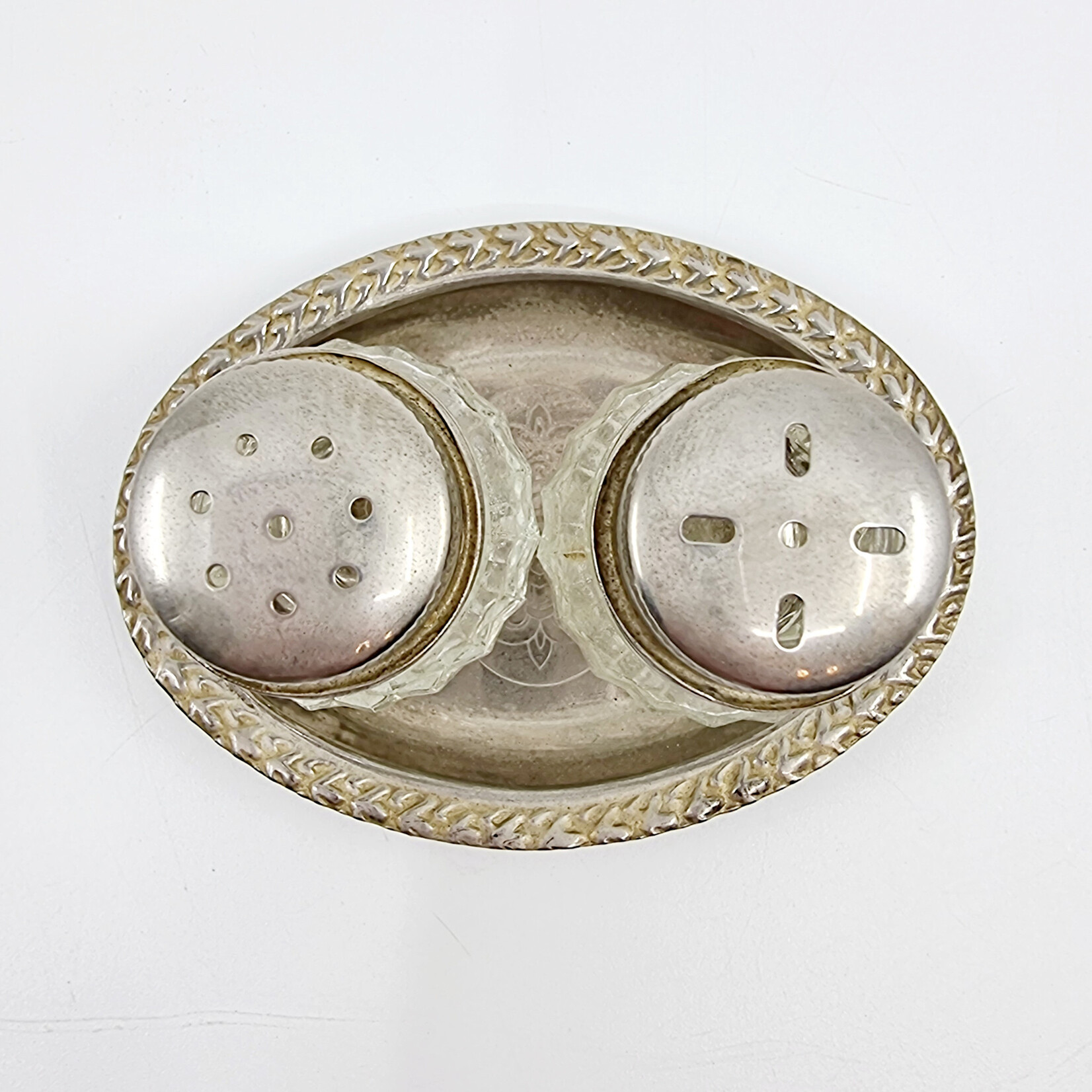 Salière et poivrière vintage en verre avec plateau en métal argenté