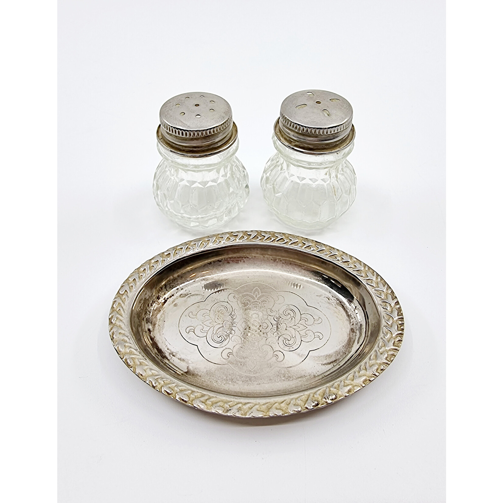 Salière et poivrière vintage en verre avec plateau en métal argenté