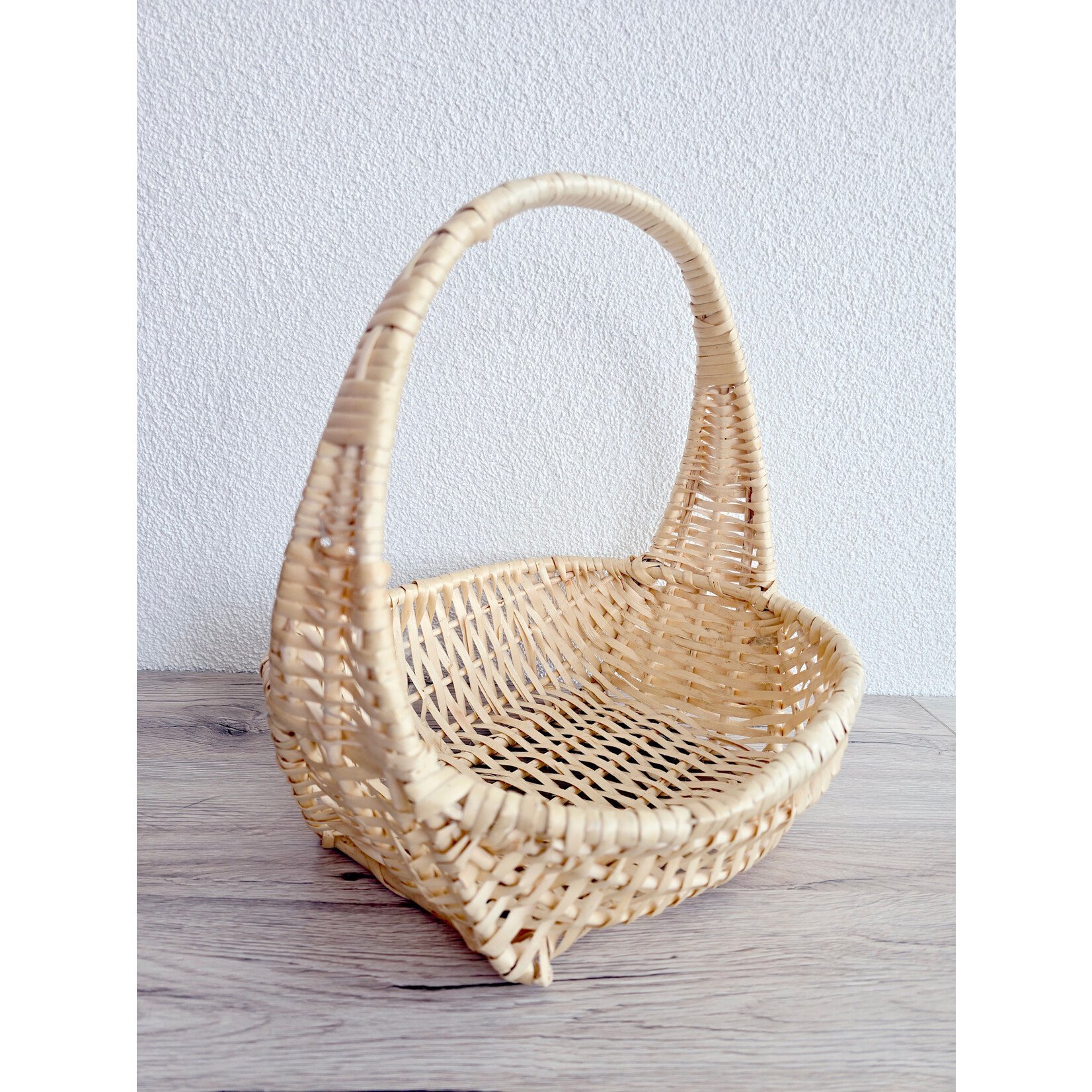 Panier en osier tressé