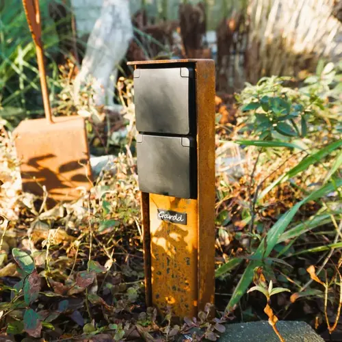 Cortenstaal stopcontactpaal met dubbel stopcontact Cortenstaal stopcontactpaal met dubbel stopcontact