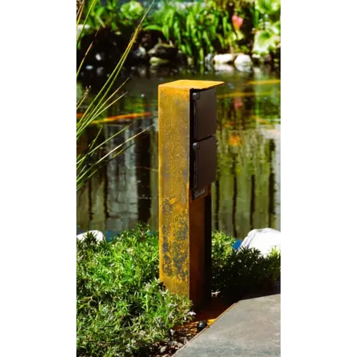 Cortenstaal stopcontactpaal met dubbel stopcontact + voetplaat + grondanker Cortenstaal stopcontactpaal met dubbel stopcontact + voetplaat + grondanker