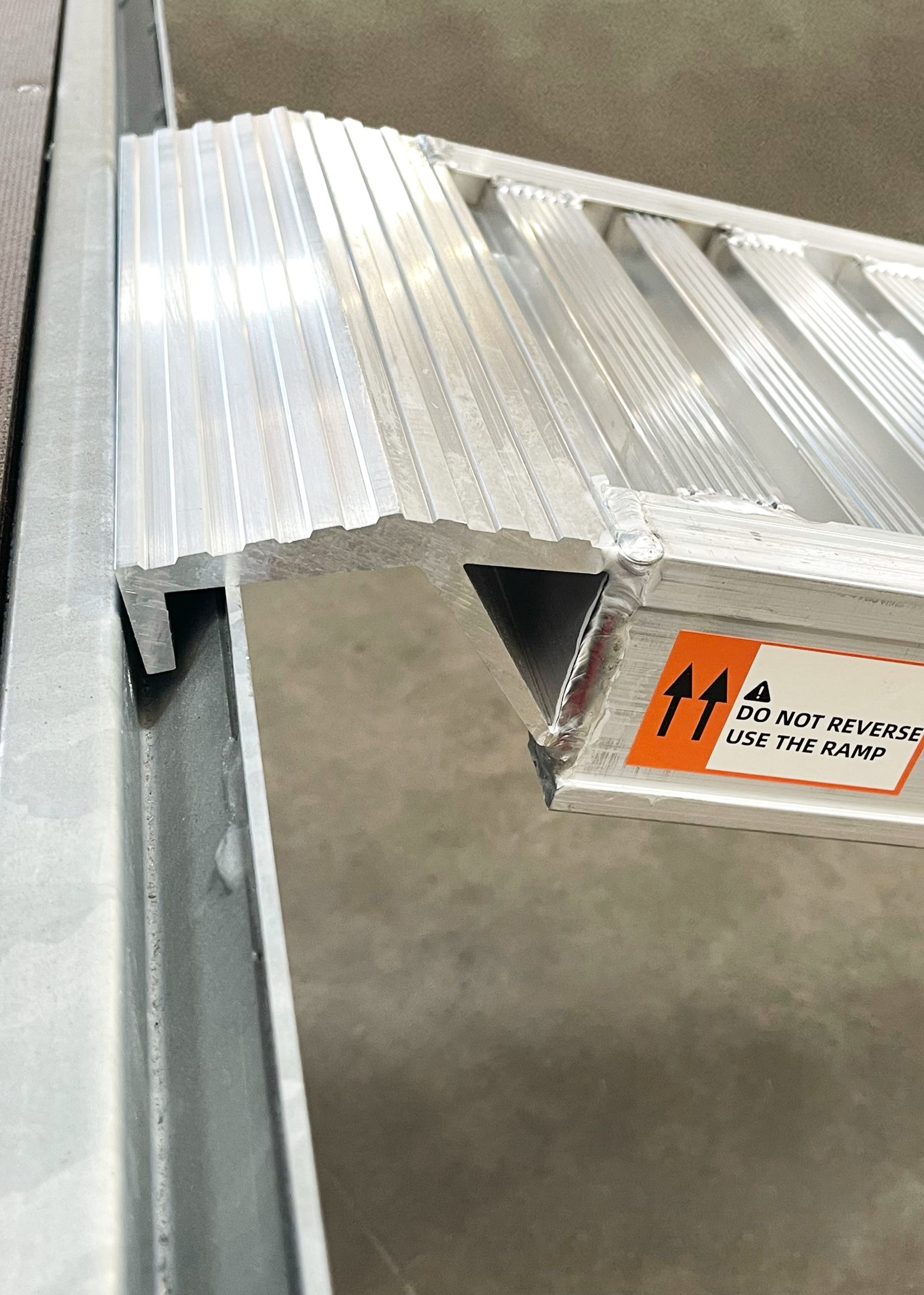 DTR Set van 2 Aluminium Oprijplaten 3000 kg - 240x30x7,5 cm, Geschikt voor Diverse Aanhangers inclusief Hapert en Henra