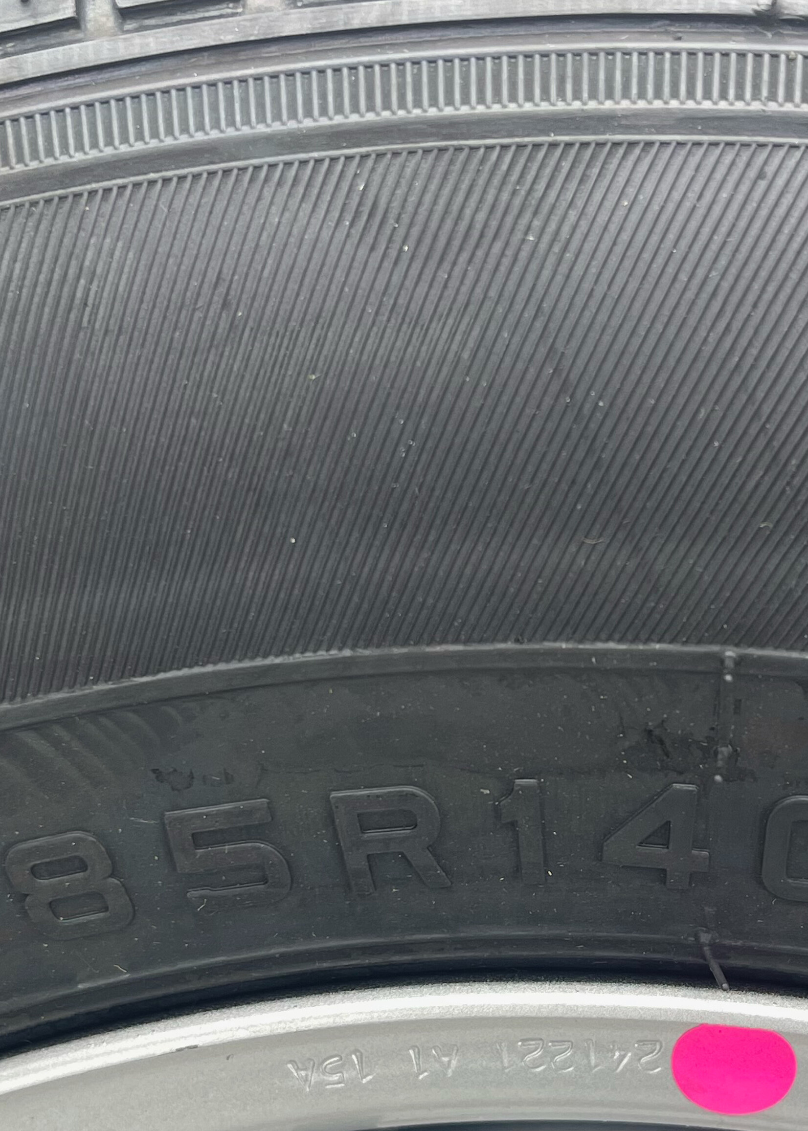 Velg met band 185R14C8PR,velg 5,5x14 (ET30,104N,900 KG) tot 100 km