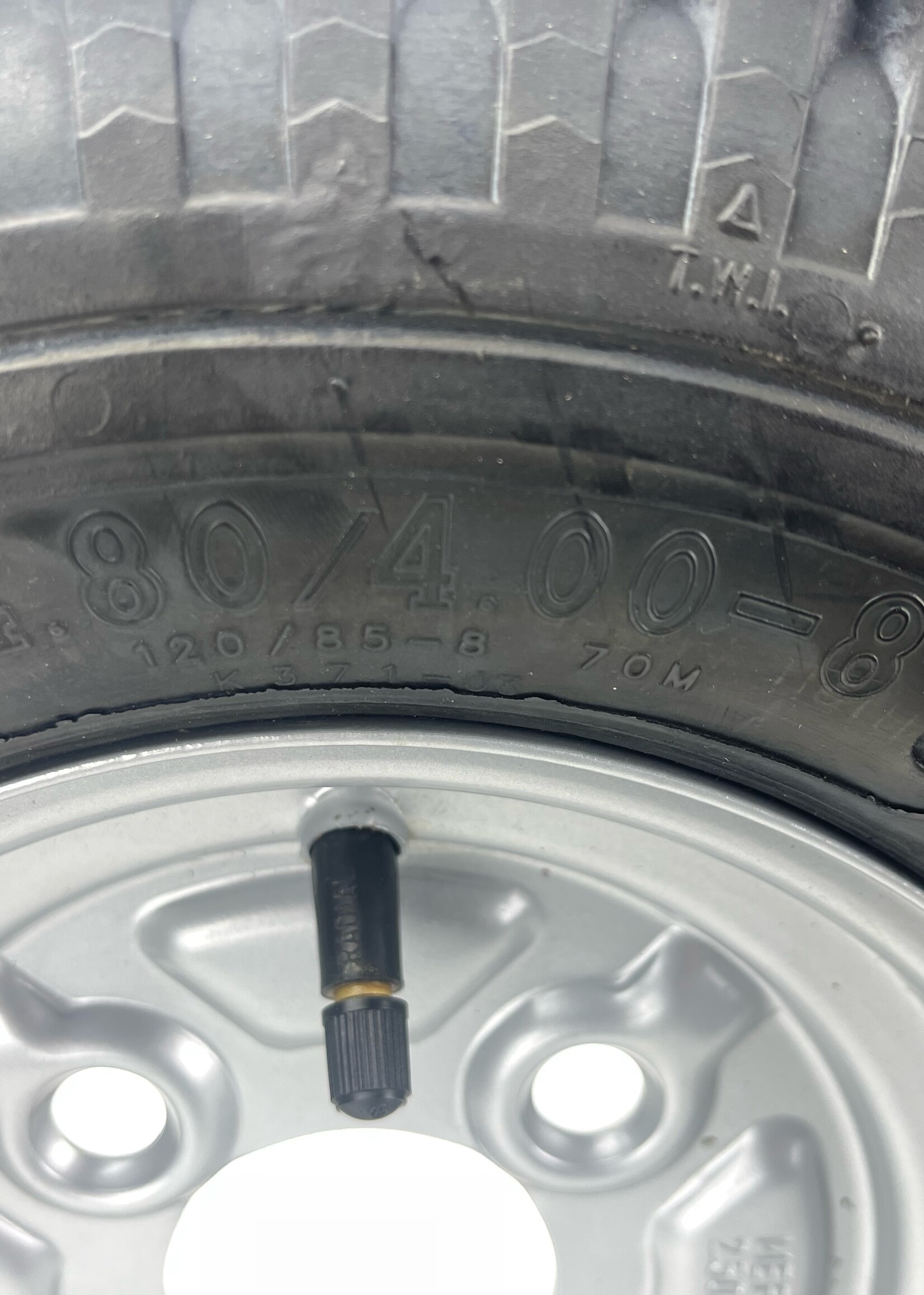 Compleet wiel tot 100 km/u banden 4.00-8, velgen 2.50-8