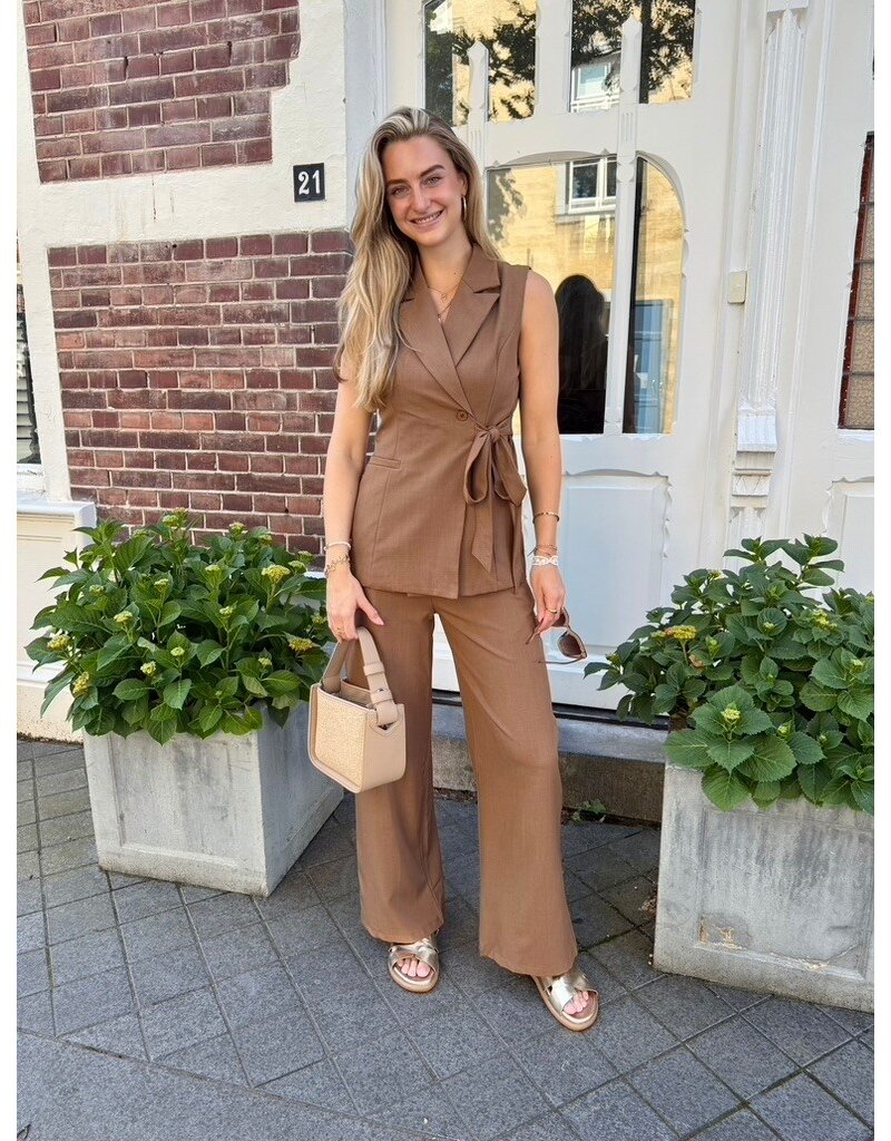 21Jewelz Lang gilet met ceintuur - bruin