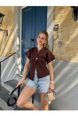 21Jewelz Elegante top met gouden knoop - bruin