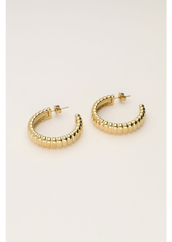 My Jewellery My Jewellery - Bold statement oorringen met horizontale ribbels - goud
