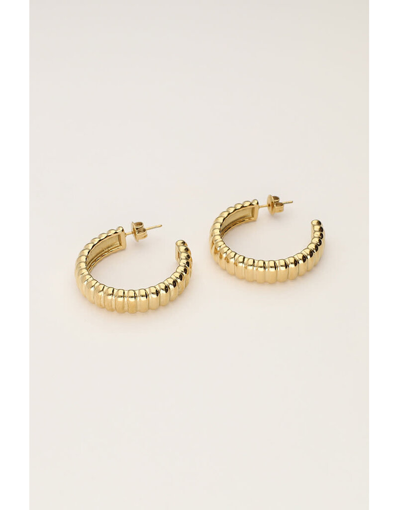 My Jewellery My Jewellery - Bold statement oorringen met horizontale ribbels - goud