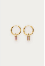 My Jewellery My Jewellery - Minimalistische oorringen met vierkante licht roze strass - goud