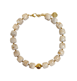 21Jewelz Statement ketting met gouden details en kraal - marmer ecru