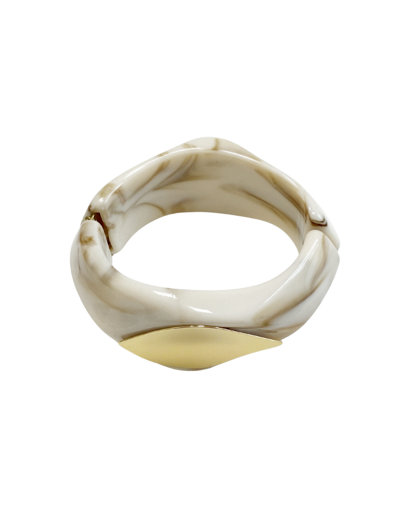 21Jewelz Organische statement bangle met gouden detail - ecru