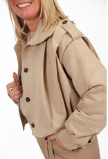 21Jewelz Suede jasje met pofmouw en knoopjes - beige