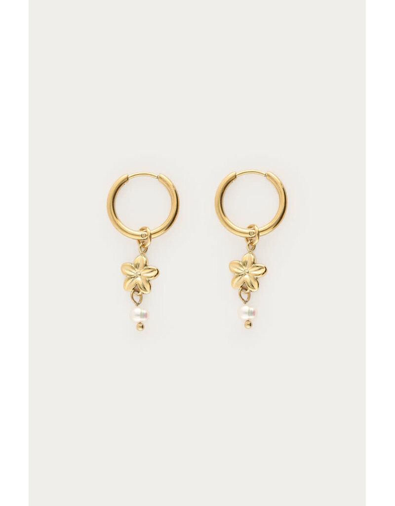 My Jewellery My Jewellery | Botanical oorringen met bloemen en zoetwaterparels - goud