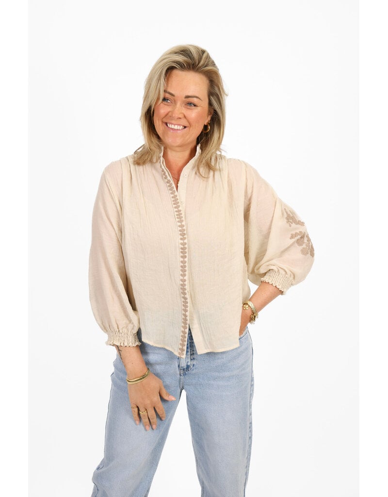 21Jewelz Blouse met embroidery op de mouwen - beige