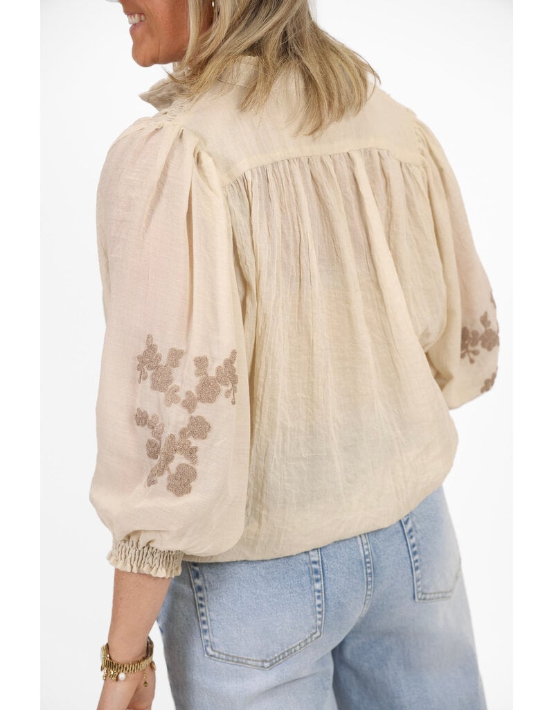 21Jewelz Blouse met embroidery op de mouwen - beige