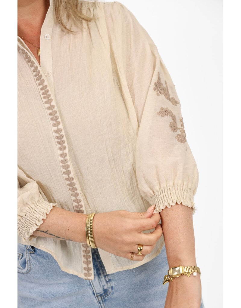 21Jewelz Blouse met embroidery op de mouwen - beige