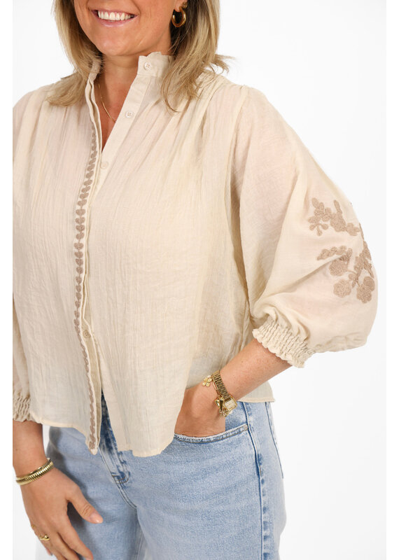 21Jewelz Blouse met embroidery op de mouwen - beige