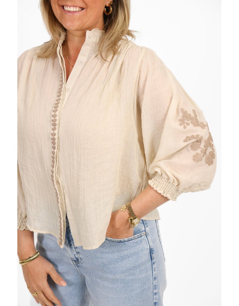 21Jewelz Blouse met embroidery op de mouwen - beige