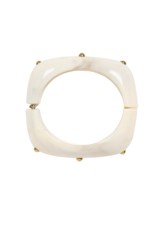 21Jewelz Vierkante statement bangle met gouden studs - marmer ecru