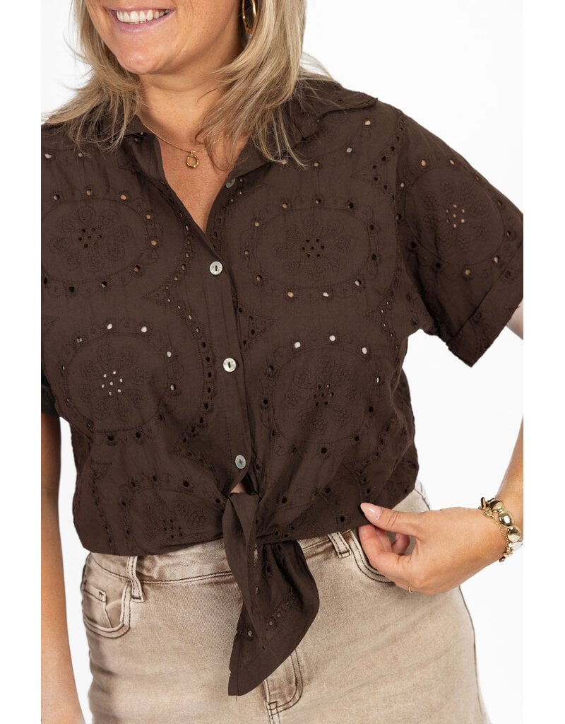 21Jewelz Blouse met broderie & knoopdetail - bruin
