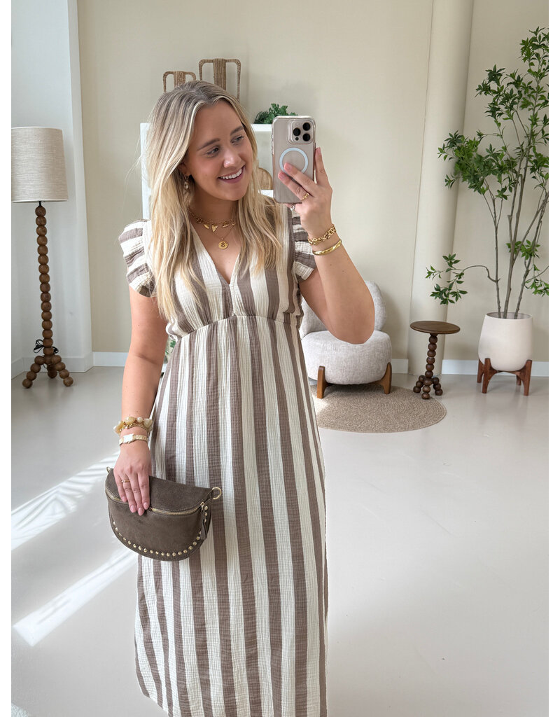 21Jewelz Mouwloze mousseline jurk met ruffles - beige gestreept