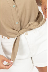 21Jewelz Mouwloze blouse met ruffles & knoopdetail - camel