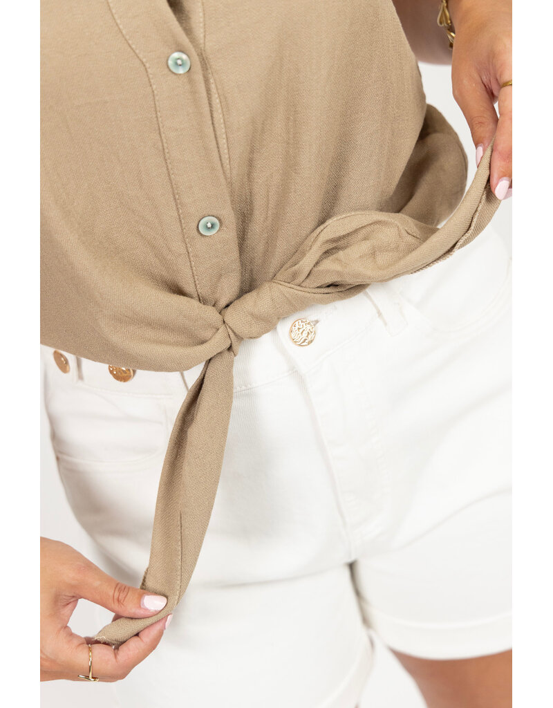 21Jewelz Mouwloze blouse met ruffles & knoopdetail - camel