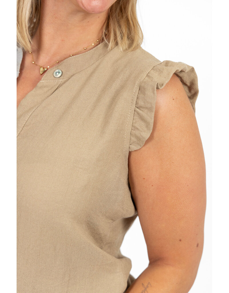 21Jewelz Mouwloze blouse met ruffles & knoopdetail - camel