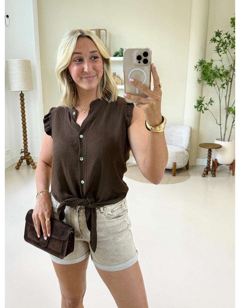 21Jewelz Mouwloze blouse met ruffles & knoopdetail - bruin