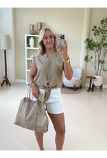 21Jewelz Mouwloze blouse met ruffles & knoopdetail - camel