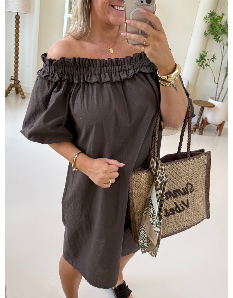 21Jewelz Off shoulder jurk met ruffle - bruin