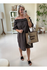 21Jewelz Off shoulder jurk met ruffle - bruin