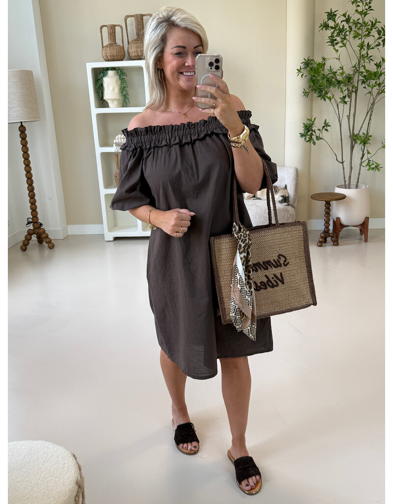 21Jewelz Off shoulder jurk met ruffle - bruin