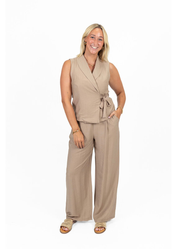 21Jewelz Co-ord set met strik gilet - beige
