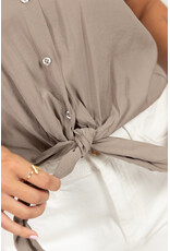 21Jewelz Blouse met knoopdetail & ruffles - taupe