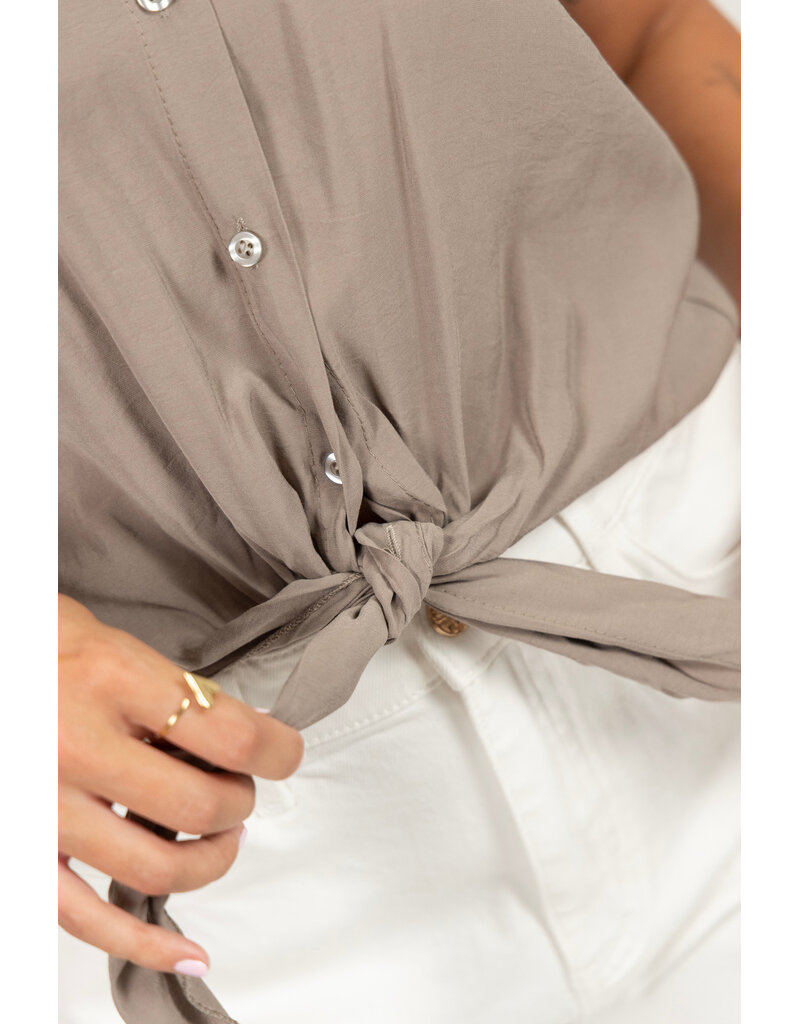 21Jewelz Blouse met knoopdetail & ruffles - taupe