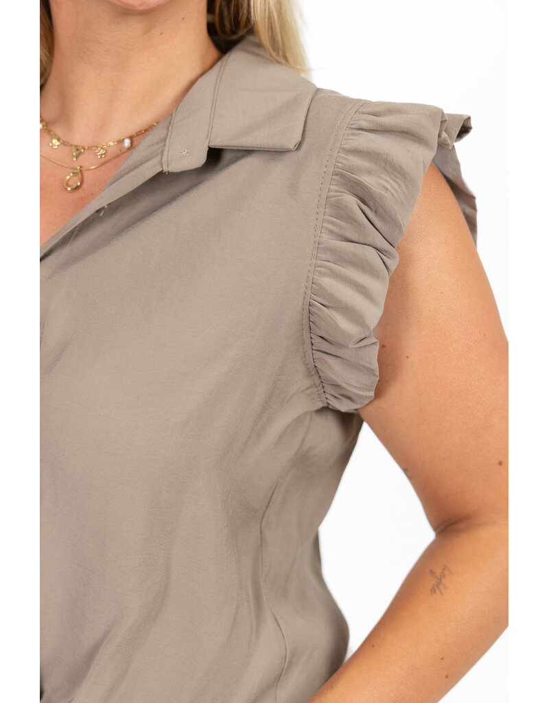 21Jewelz Blouse met knoopdetail & ruffles - taupe